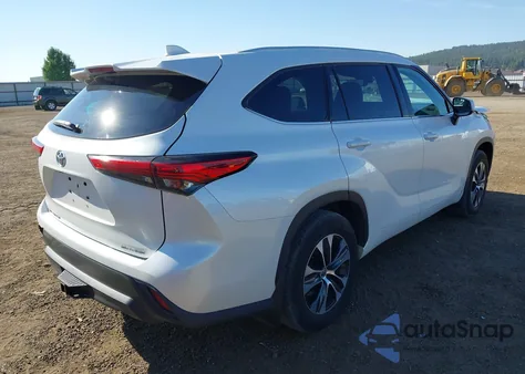 2022 Toyota Highlander Xle z USA, uszkodzony, nr VIN 5TDHZRBH2NS175452